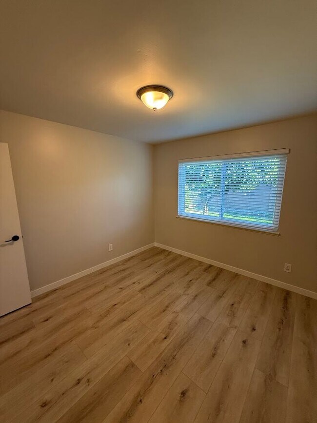 Building Photo - Beautiful 4 Bedroom, 2 Bathroom, Sylmar Home! Ready for Move-In!