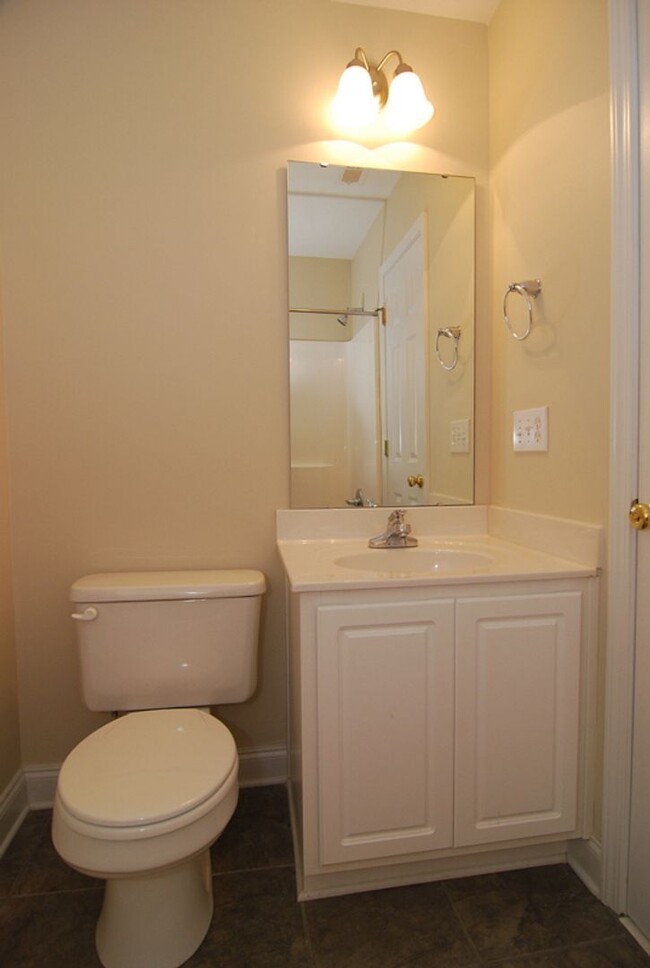Building Photo - 2 Bedroom, 2.5 Bath in Hampton Forest - Av...