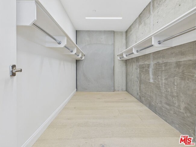 Building Photo - 808 S Broadway