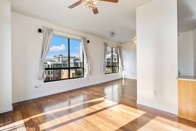 Building Photo - Park Place - 1 bed/1.5 bath/bonus room - Pearl District Condo w/NEW paint/bedroom carpet/parking/...