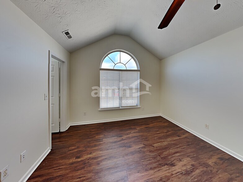 Building Photo - 2521 Fairstone Ave