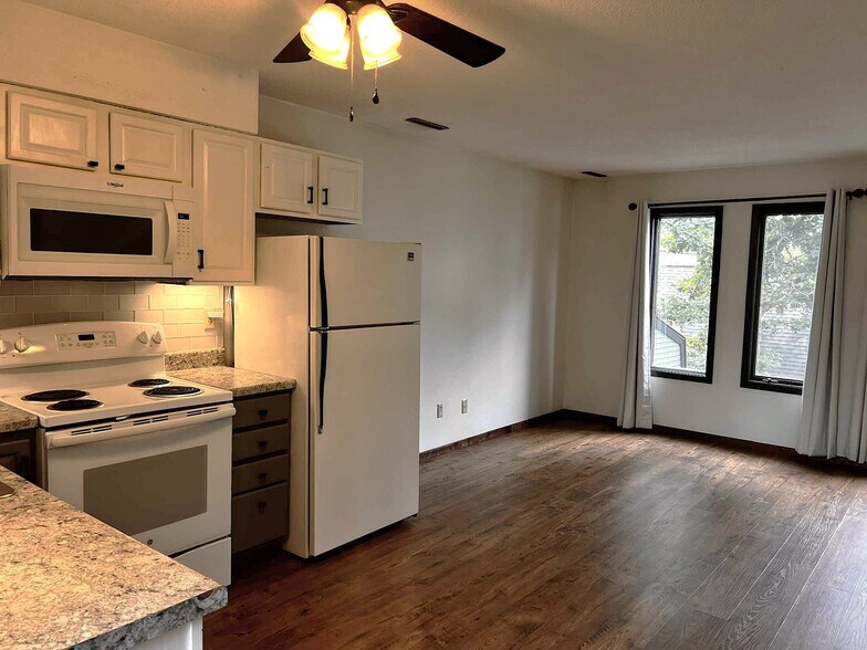 Building Photo - 1421 Eastview Dr