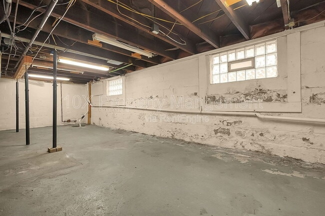 Building Photo - 275 N Warren Ave