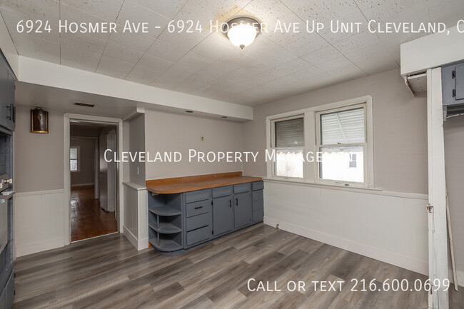 Building Photo - Newly Renovated Cleveland Duplex