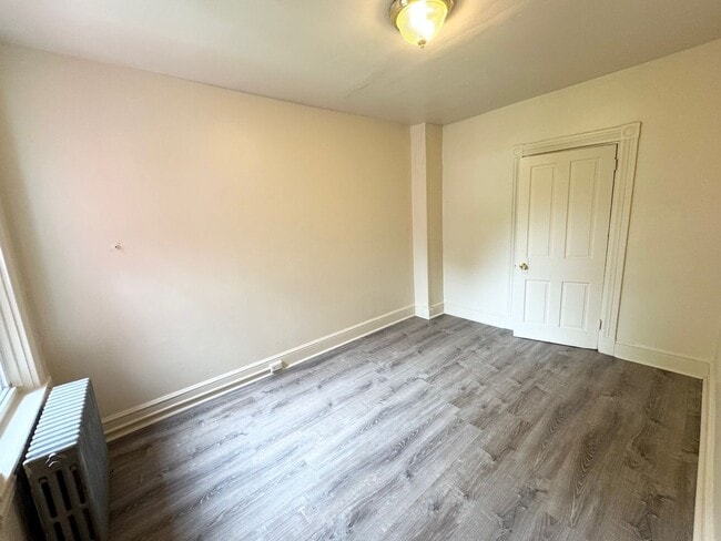 Building Photo - 3 Bedroom Townhome