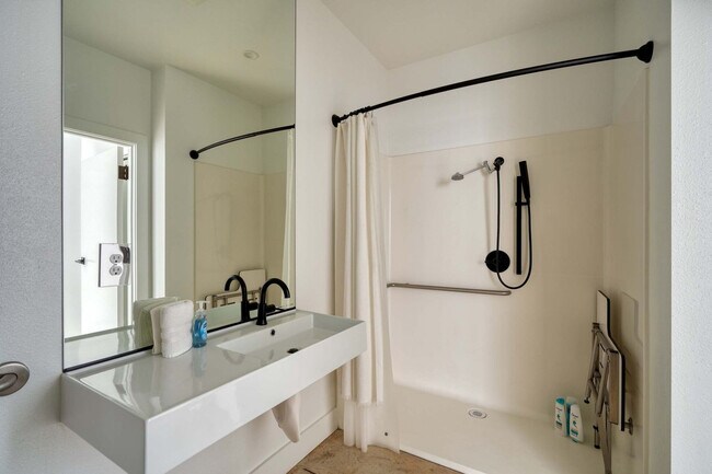 Building Photo - 4980 N Vancouver Ave