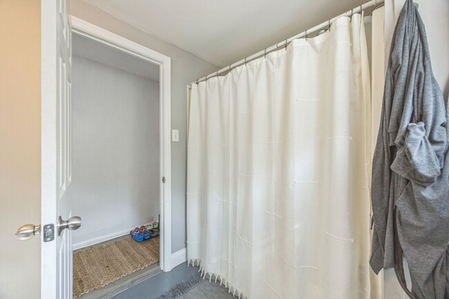 Building Photo - Cozy 2-Bedroom, 1 Bath Apartment in Plymou...