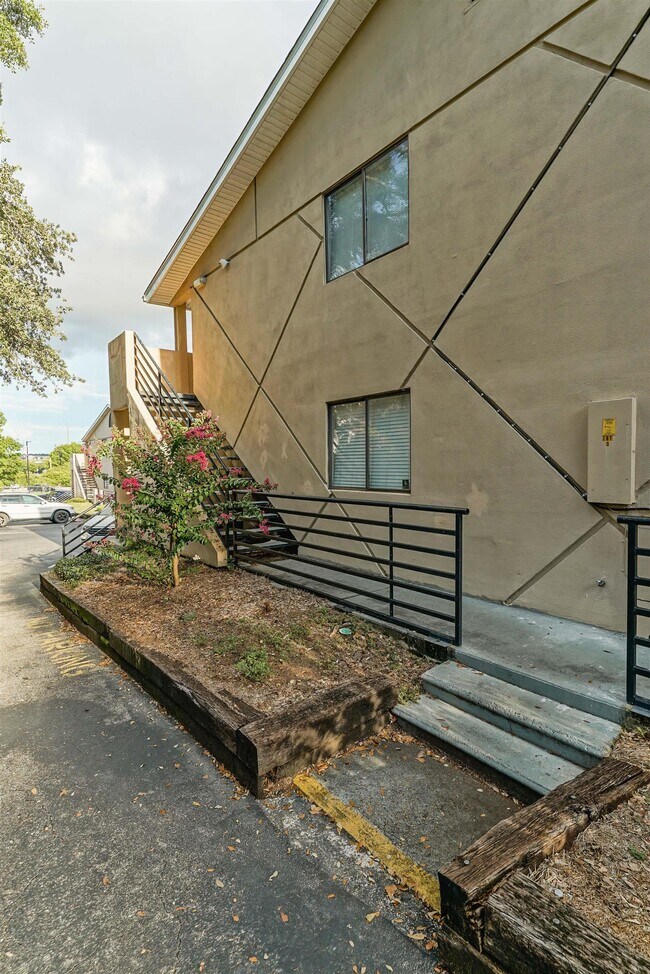 Building Photo - 403 Hayden Rd