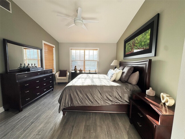 Building Photo - 303 St