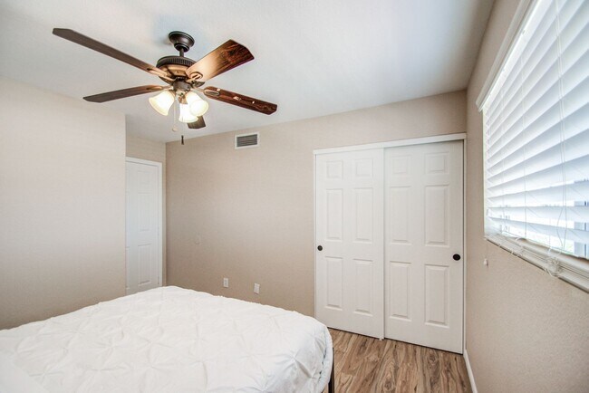 Building Photo - 4bd, 3ba on Arrowhead Golf Course!