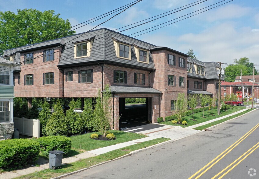 Building - 551 Centre St