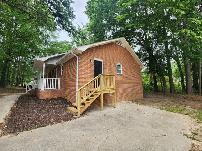 Building Photo - 709 W Creek Cir