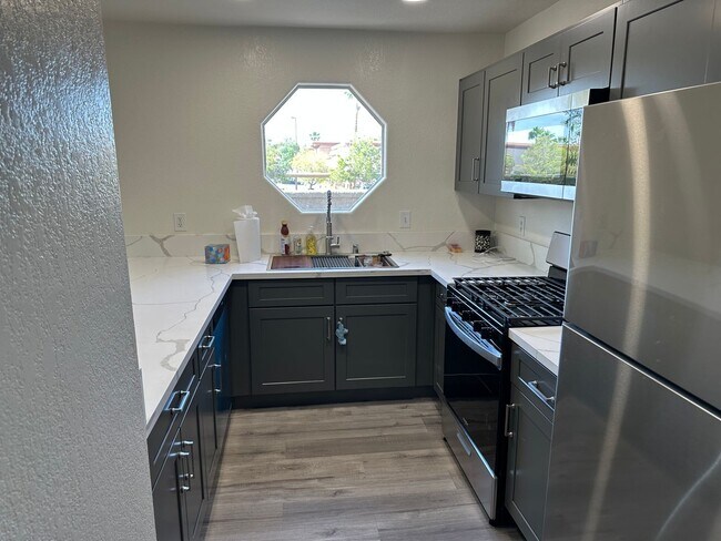 Building Photo - SW!! 2 Bedroom Condo!! 1st Floor!! Newly r...