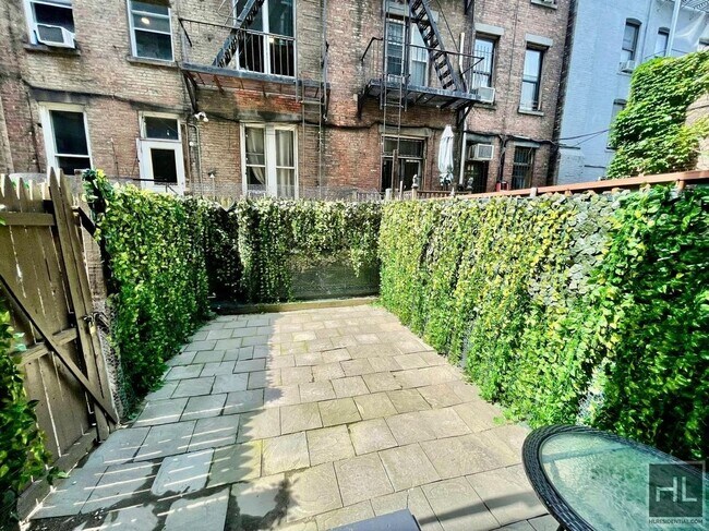 Building Photo - LEROY ST.