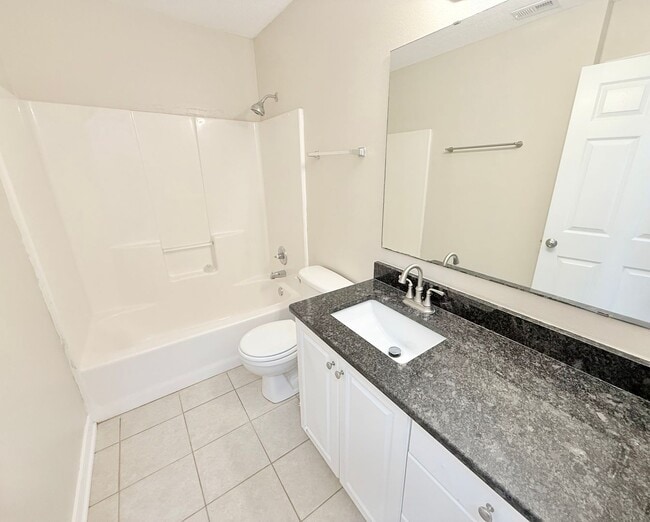 Building Photo - Charming 3-Bedroom Home - Spacious Backyard