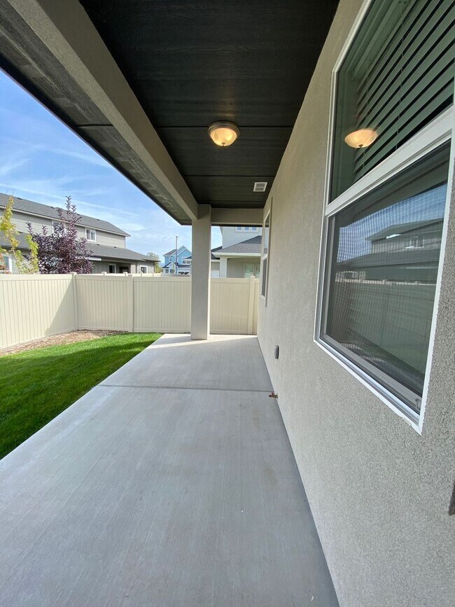 Building Photo - Lovely Single Level 3 Bed 2 Bath Home in M...