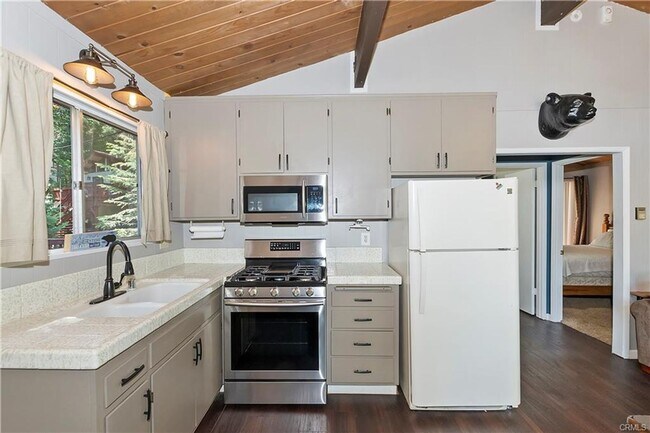 Building Photo - Treehouse-like atmosphere with peek-a-boo views of Lake Arrowhead