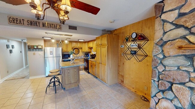 Building Photo - 1081 Cove Rd