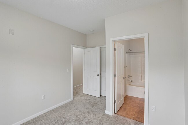 Building Photo - Dual-Suite 2BR/2.5BA Townhome-Style Condo — Gas Fireplace, Balcony & Attached Garage | Heron Cree...