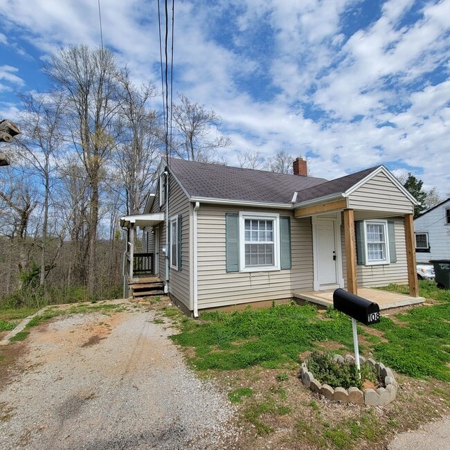 Building Photo - 3/1 House- Sparta City Limits