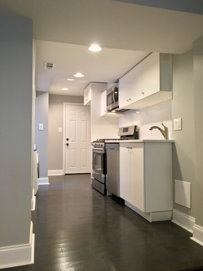 Building Photo - Newly Renovated End-of-Group Townhome in F...