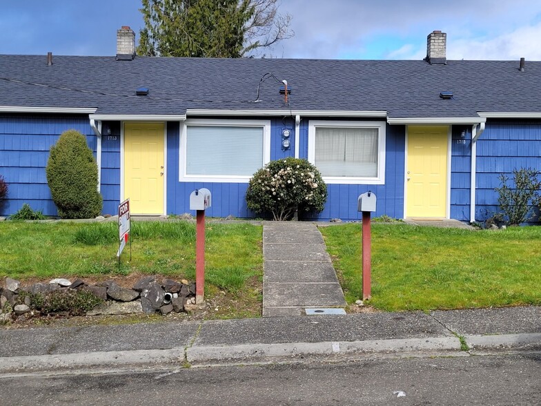 BEAUTIFUL DUPLEX; RIGHT SIDE AVAIL - 1715 Anderson St