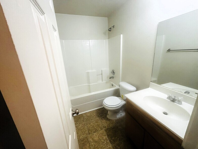 Building Photo - 503 Bermuda St