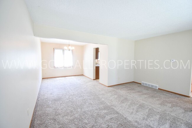 Building Photo - 3 Bedroom West Des Moines Home for Rent