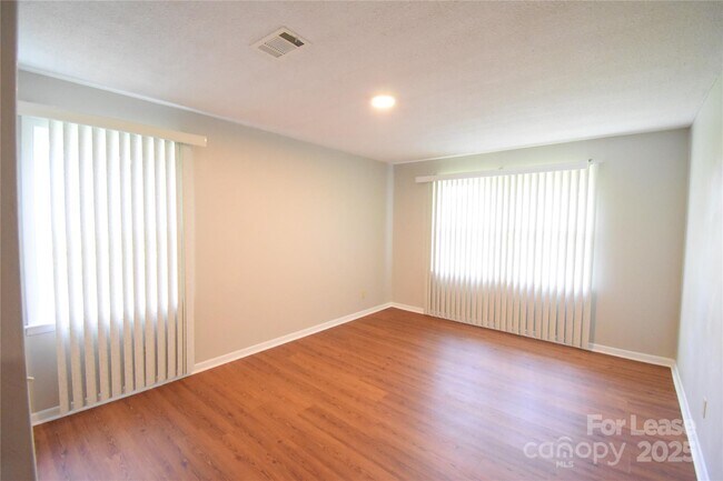 Building Photo - 4099 Shenandoah Dr SW