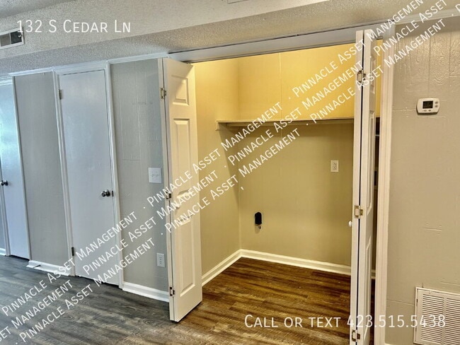 Building Photo - 132 S Cedar Ln