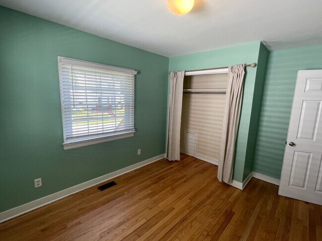 Building Photo - NOW AVAILABLE -  3 Bedroom, 1 Bath Home Ne...