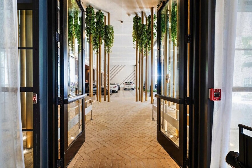 Building Photo - 601 NE 1st Ave