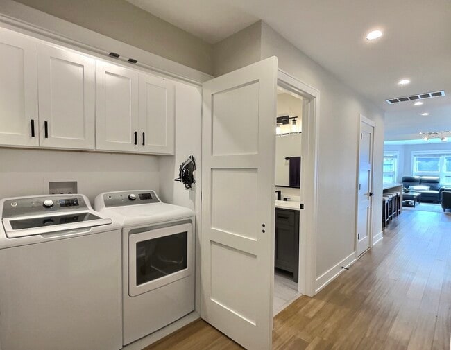 Building Photo - 5245 W Ardmore Ave