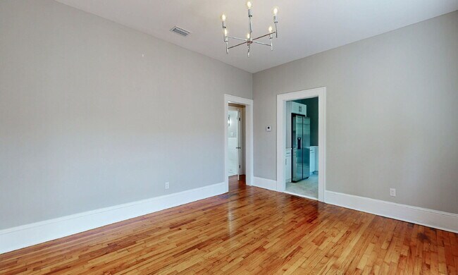 Building Photo - Stunning Upstairs 2-Bed, 1-Bath, Kitchen, ...