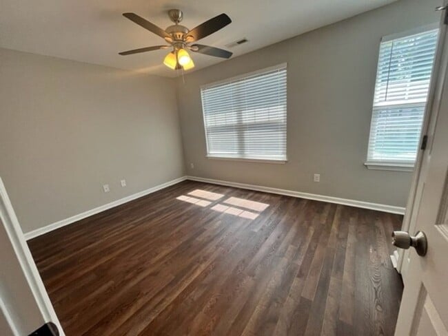 Building Photo - 2 bedroom 2.5 bath townhome available