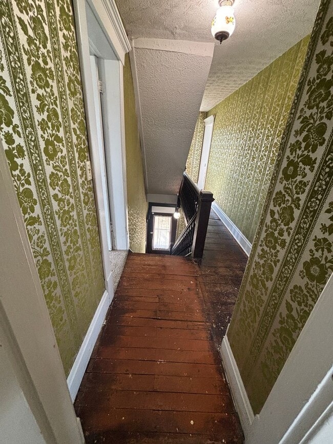 Building Photo - 4 Bedroom, 2 Bathroom House