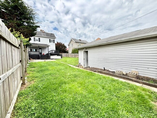 Building Photo - 3 bedroom 1 bath House for rent Greensburg, PA