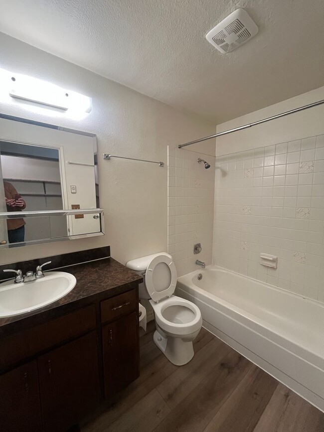 Building Photo - 2-Bedroom 1-Bathroom Tri-Plex in Thurston!