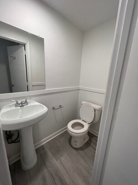 Building Photo - 80 Pond St