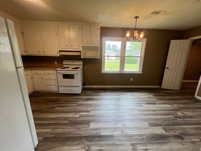 Building Photo - 3 bedroom 1 bathroom single level home