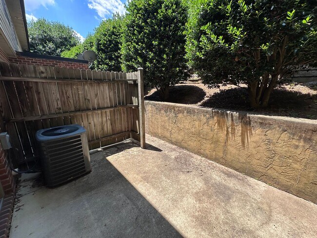 Building Photo - 2 Bed, 1.5 Bath Townhome in Prime Location...