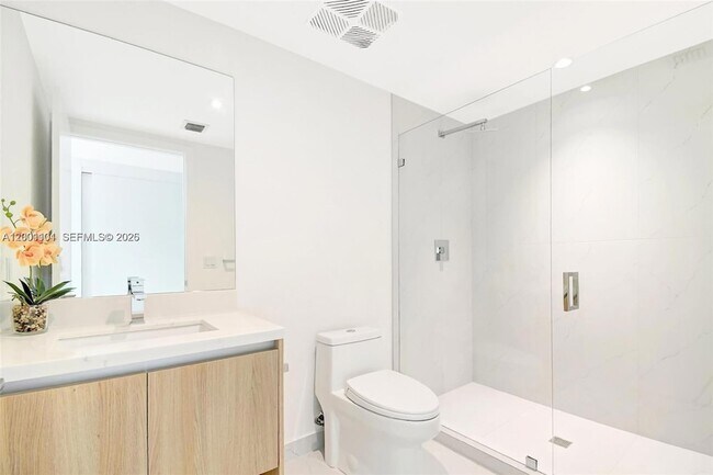 Building Photo - 9901 W Bay Harbor Dr