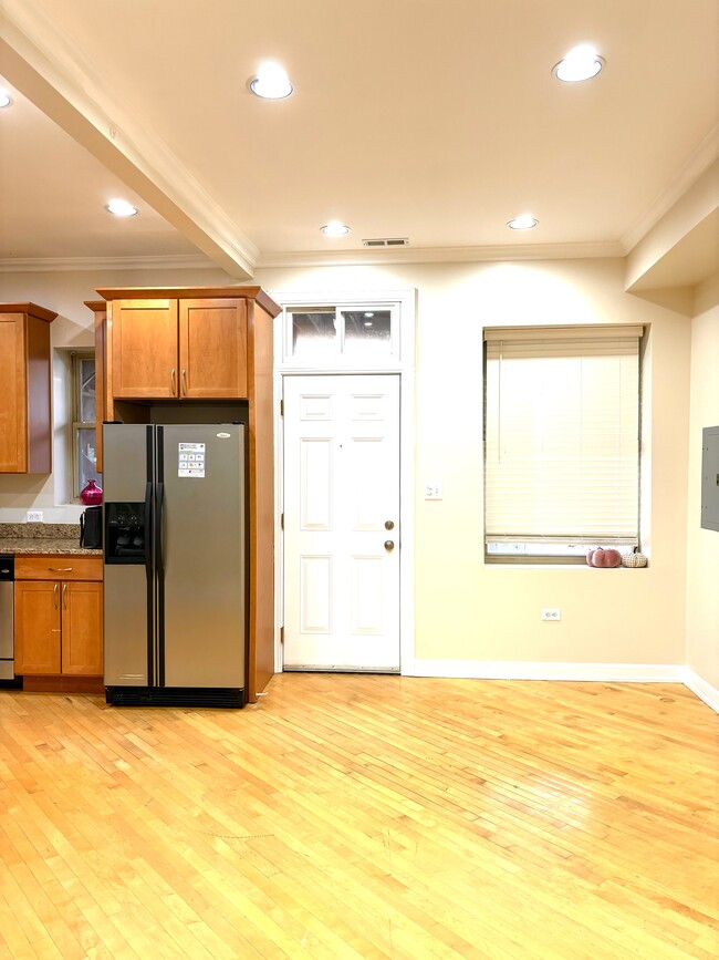 Kitchen & Dining area - 1618 S Washtenaw Ave