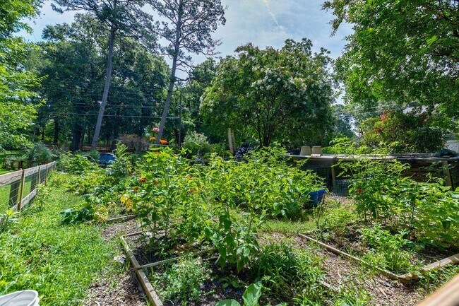 Building Photo - 183 Locust St NE