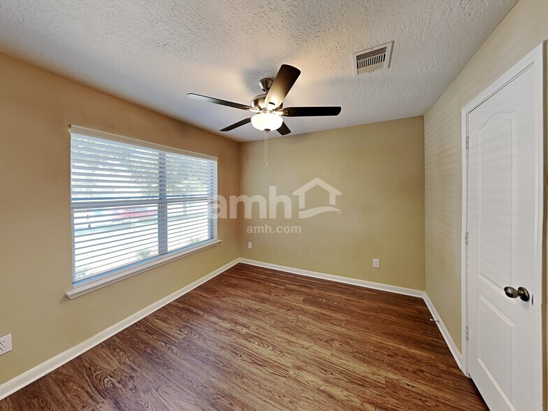 Building Photo - 3030 Legends York Dr
