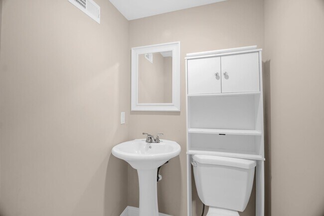 Building Photo - Beautiful 3 bedroom 2 1/2 bathroom Home with a Fenced-in Backyard in Winston!