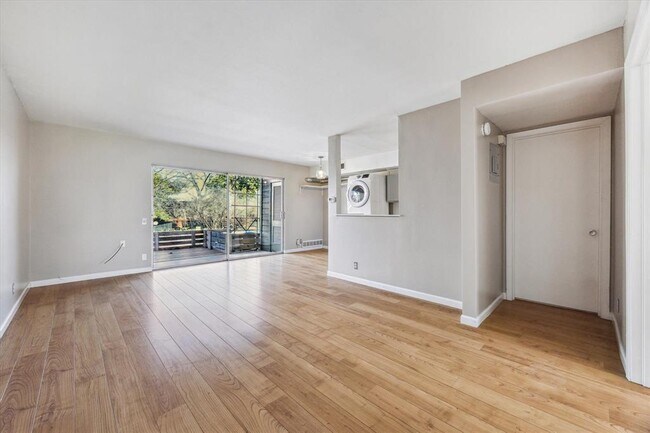 Building Photo - 1304 Mariposa Dr