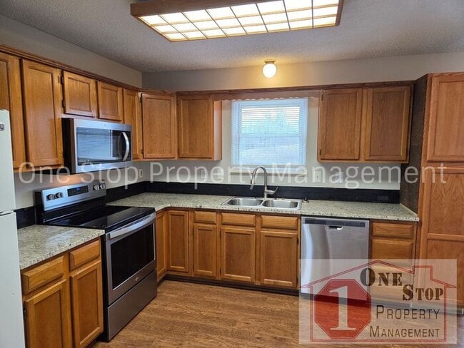 Building Photo - Cozy 3 bedroom 2.5 bathroom in Blue Springs, MO!