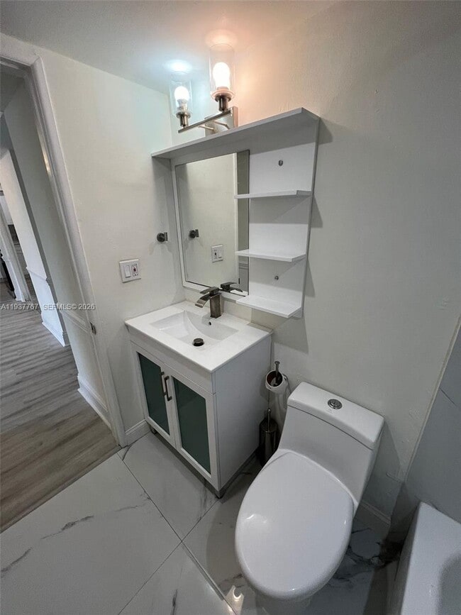 Building Photo - 1720 NW N River Dr