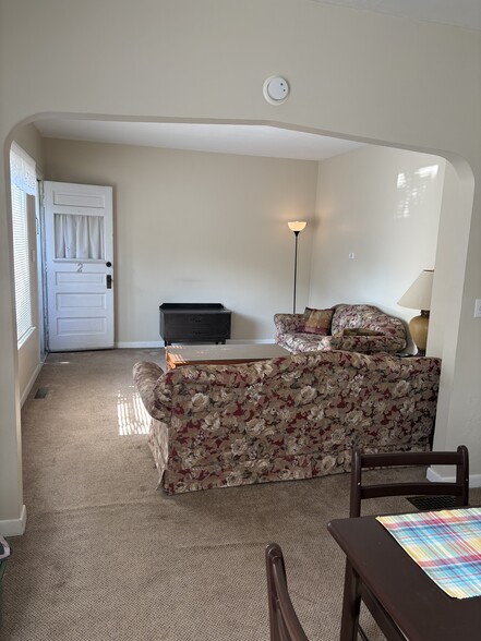 Living room - 606 Dewey Ave